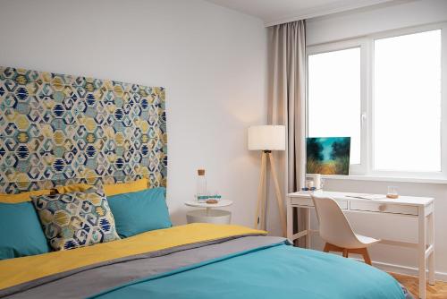 Modern 2BD Flat in Heart of Sofia with Workspace & AC by Flat Mаnager, Sofia (Foto 2)