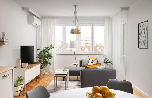 Modern 2BD Flat in Heart of Sofia with Workspace & AC by Flat Mаnager, Sofia (Foto 9)