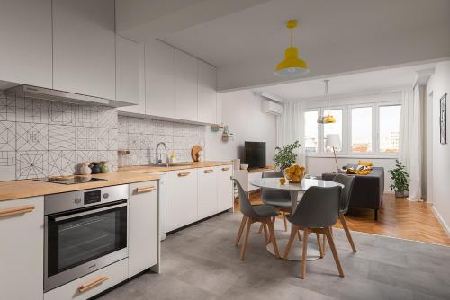 Modern 2BD Flat in Heart of Sofia with Workspace & AC by Flat Mаnager, Sofia (Foto 6)