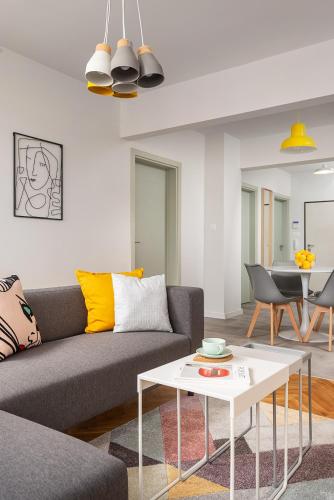 Modern 2BD Flat in Heart of Sofia with Workspace & AC by Flat Mаnager, Sofia (Foto 10)