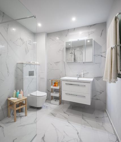 Modern 2BD Flat in Heart of Sofia with Workspace & AC by Flat Mаnager, Sofia (Foto 4)
