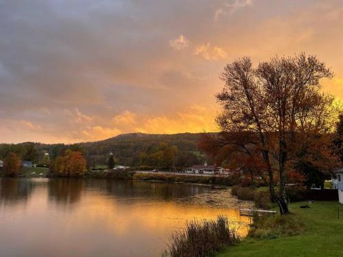 . Lake View Retreat