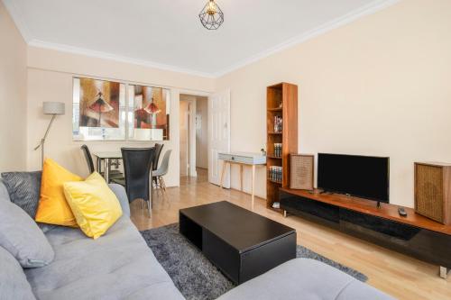 Easy living near Angel and City University, London (photo 6)