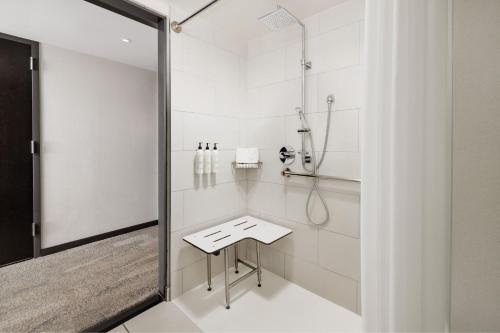 Queen Room with Two Queen Beds - Non-Smoking Accessible image 3