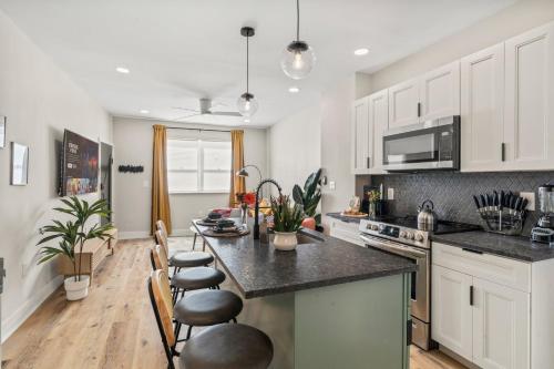 Passyunk Square Spacious 1 BR Oasis- Huge Deck in Philadelphia, USA
