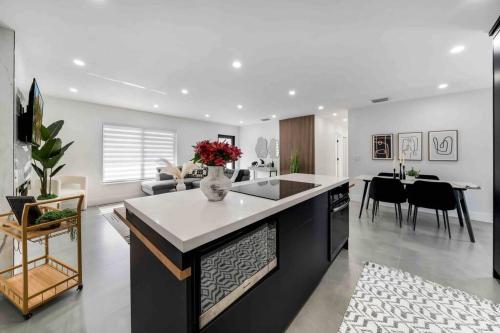 The Lux Paradise Miami in Tamiami, USA