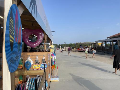 Chalet paisible à la plage, piscine et tennis