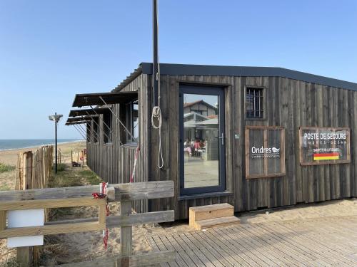 Chalet paisible à la plage, piscine et tennis