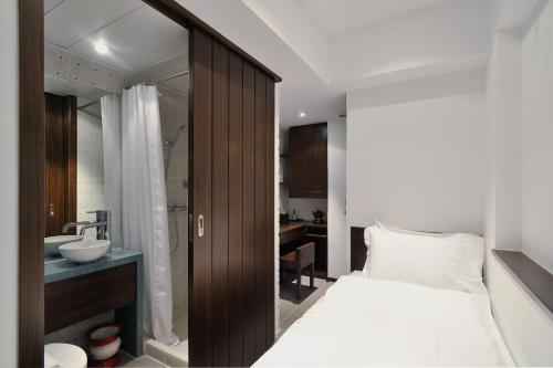 Mingle by The Park Mingle by The Park is conveniently located in the popular Wanchai area. The hotel has everything you need for a comfortable stay. Free Wi-Fi in all rooms, 24-hour front desk, luggage storage, Wi-Fi in