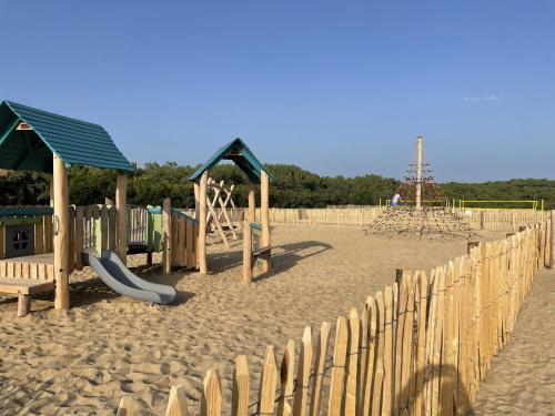 Chalet paisible à la plage, piscine et tennis