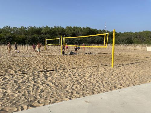 Chalet paisible à la plage, piscine et tennis