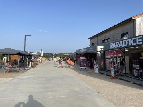 Chalet paisible à la plage, piscine et tennis