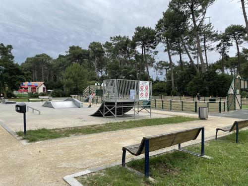 Chalet paisible à la plage, piscine et tennis