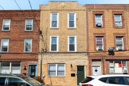 Passyunk Square Spacious 1 BR Oasis- Huge Deck