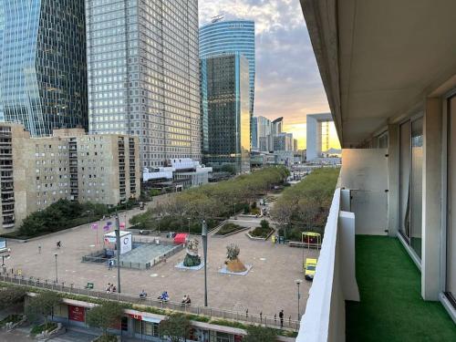 Appartement 3 pièces (2 Chambres), lumineux avec balcon et vue dégagée - Location saisonnière - Courbevoie