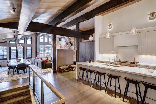 Luxurious Chalet with Private Elevator in Vail, USA