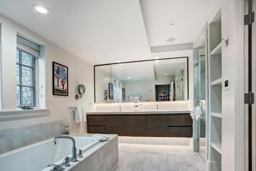 Luxurious Chalet with Private Elevator in Vail, USA