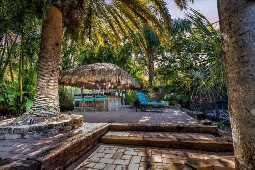 B&B Largo - Sneaky Tiki: Heated Saltwater Pool+5 min to beach - Bed and Breakfast Largo