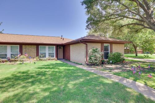 Charming Fort Worth Retreat about 12 Mi to Downtown! in Fort Worth, USA