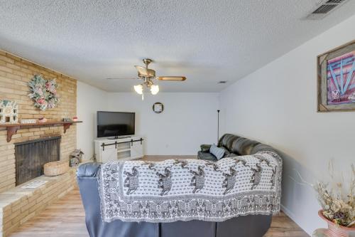 Charming Fort Worth Retreat about 12 Mi to Downtown! in Fort Worth, USA