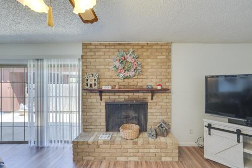 Charming Fort Worth Retreat about 12 Mi to Downtown! in Fort Worth, USA