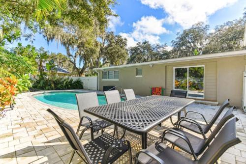 By the River, Home with Pool in Tampa, USA