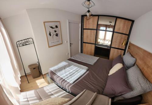 One-Bedroom Apartment image 6