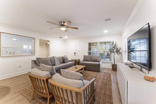 SOBE Retreat - Designers Dream - Fenced backyard