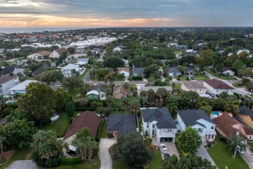 SOBE Retreat - Designers Dream - Fenced backyard