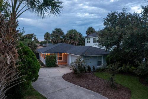 SOBE Retreat - Designers Dream - Fenced backyard