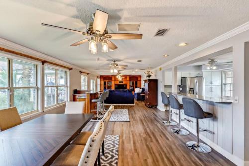 Peaceful Island Retreat - Heated Pool - Gym - Private Dock - Jacksonville, FL