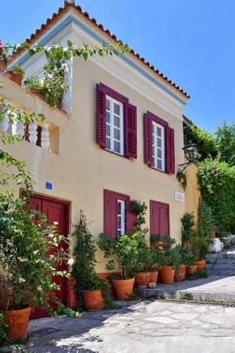 At the foot of Acropolis., Atenas