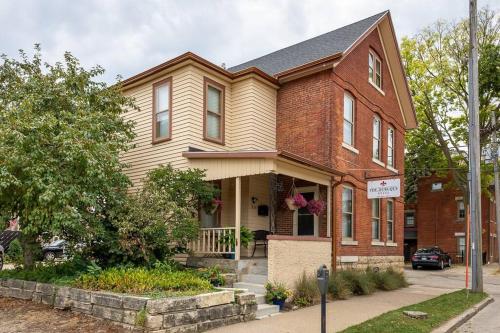 B&B Dubuque - The Dubuque House - Historic Downtown Location! - Bed and Breakfast Dubuque