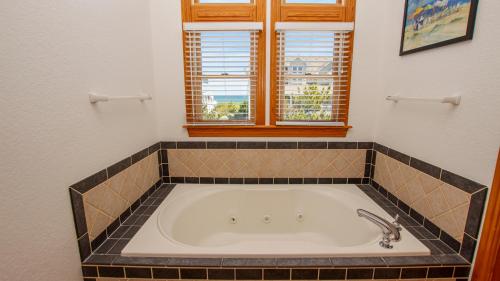 Semi-Oceanfront, Close to Beach, Private Pool, Poolside Bar, Theatr Rm- PI226, Sea Bright in 科羅拉