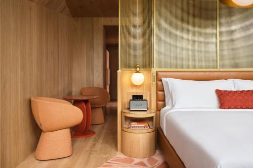 Cozy Studio Suite King with City View image 6