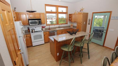 Oceanside, Private Pool, Volleyball, Screened porch, PI61, Without a Porpoise, Corolla (photo 6)