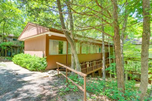 Woodsy Mountain Home Escape Walk to Marina! in Mountain Home, USA