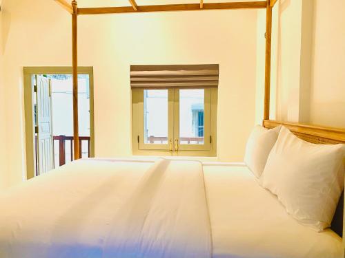 Deluxe Room image 10