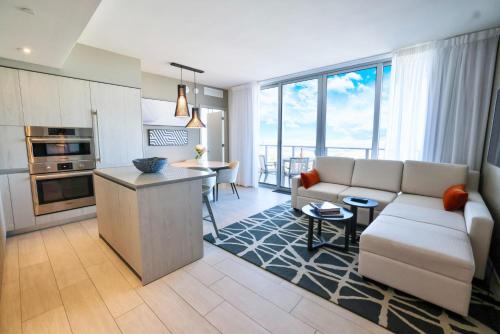Penthouse, VIEWS VIEWS VIEWS Canal and Ocean in Hollywood, USA