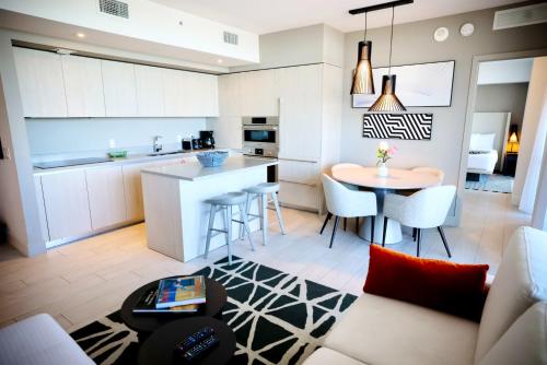 Penthouse, VIEWS VIEWS VIEWS Canal and Ocean in Hollywood, USA