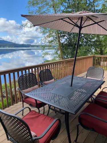 . Lake front Quinault Cottage Inside Olympic Nat Pk