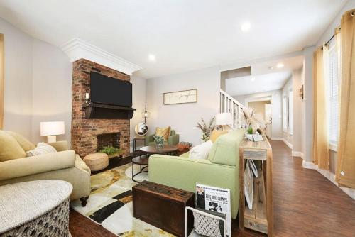Hostwise Stays - The Carnegie - Sauna, 1 Block From Butler St, Family Friendly - 홈스태드