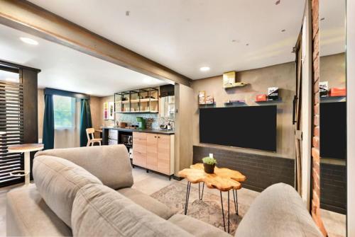 The Ridgway - 2 Apts in 1 - Great Privacy, Beautiful Space in Pittsburgh, USA