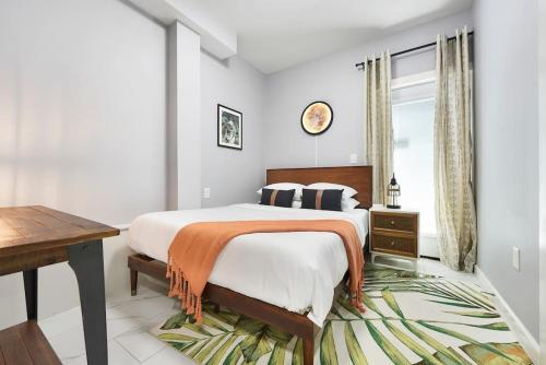 The Charlotte - Rooftop patio, King Bed, Garage Parking, Prime Location in Pittsburgh, USA