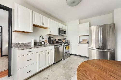 Hostwise Stays - The Butler - Prime 1br Butler St Apt, Across From Umami - Pittsburgh, PA