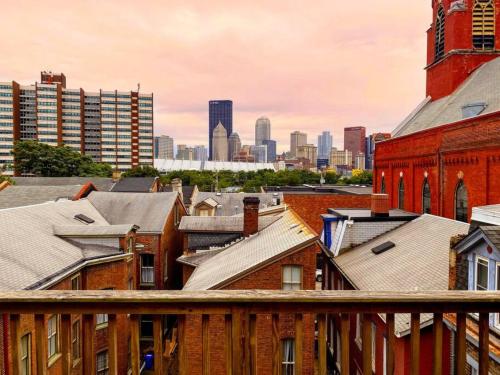 Great Balcony Views, Patio, Minutes to Stadiums in Pittsburgh, USA