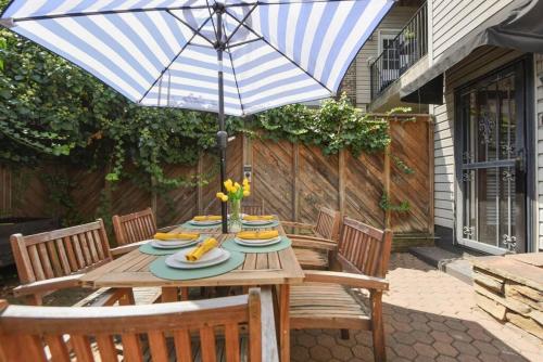 Great Balcony Views, Patio, Minutes to Stadiums in Pittsburgh, USA