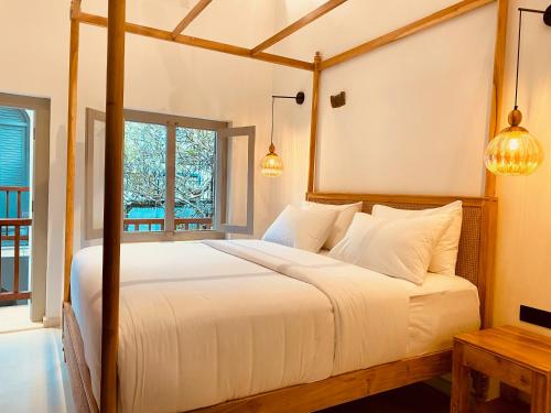 Deluxe King Room image 3