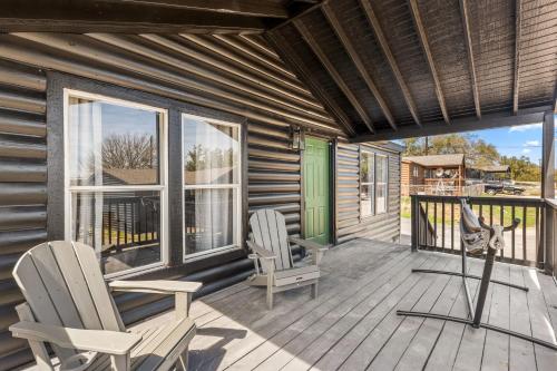 Starlight Horizon Cabin G - Pet-Friendly Texas Hill Country Cabin Near Canyon Lake - Pool, Stargazing & Group Getaways - Sleeps 8