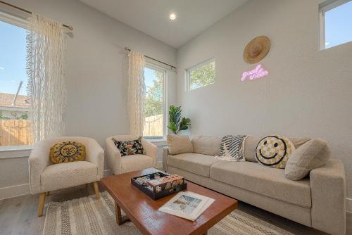 3BR Modern Boho Retreat Near Downtown- Enjoy Games, Books, Fast WiFi & King Bed! in Houston, USA